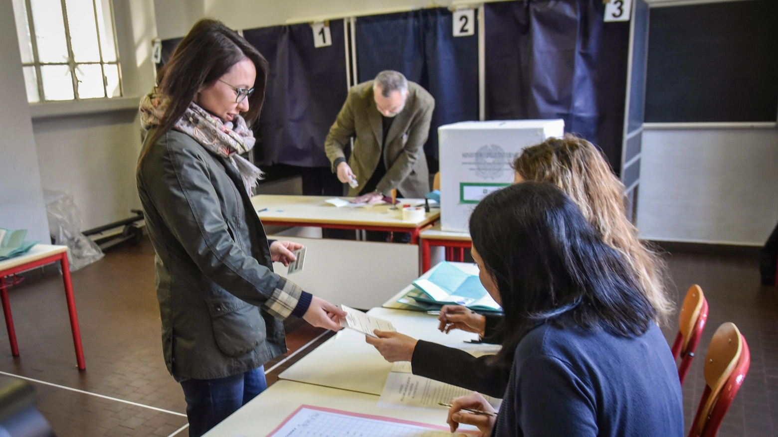 Cifre dimezzate rispetto all’election day del 2018: si fa largo lo spettro astensionismo. Media ferma al 31,8%. Milano in linea, Valtellina e Mantova fanalino di coda al 27%