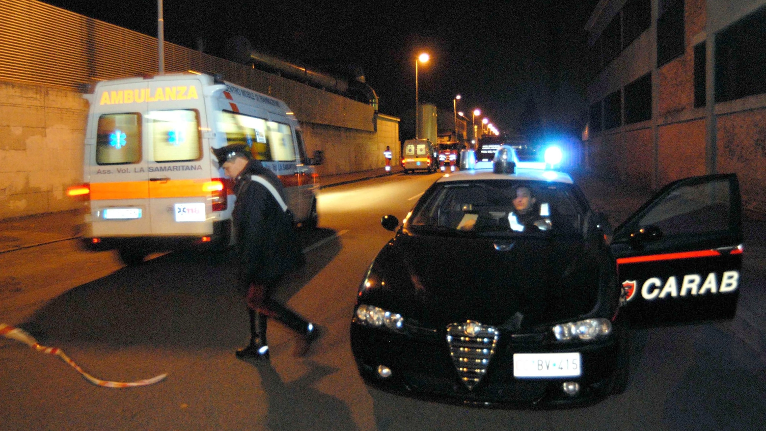 Lainate, carabinieri e ambulanza sul luogo del tentato omicidio