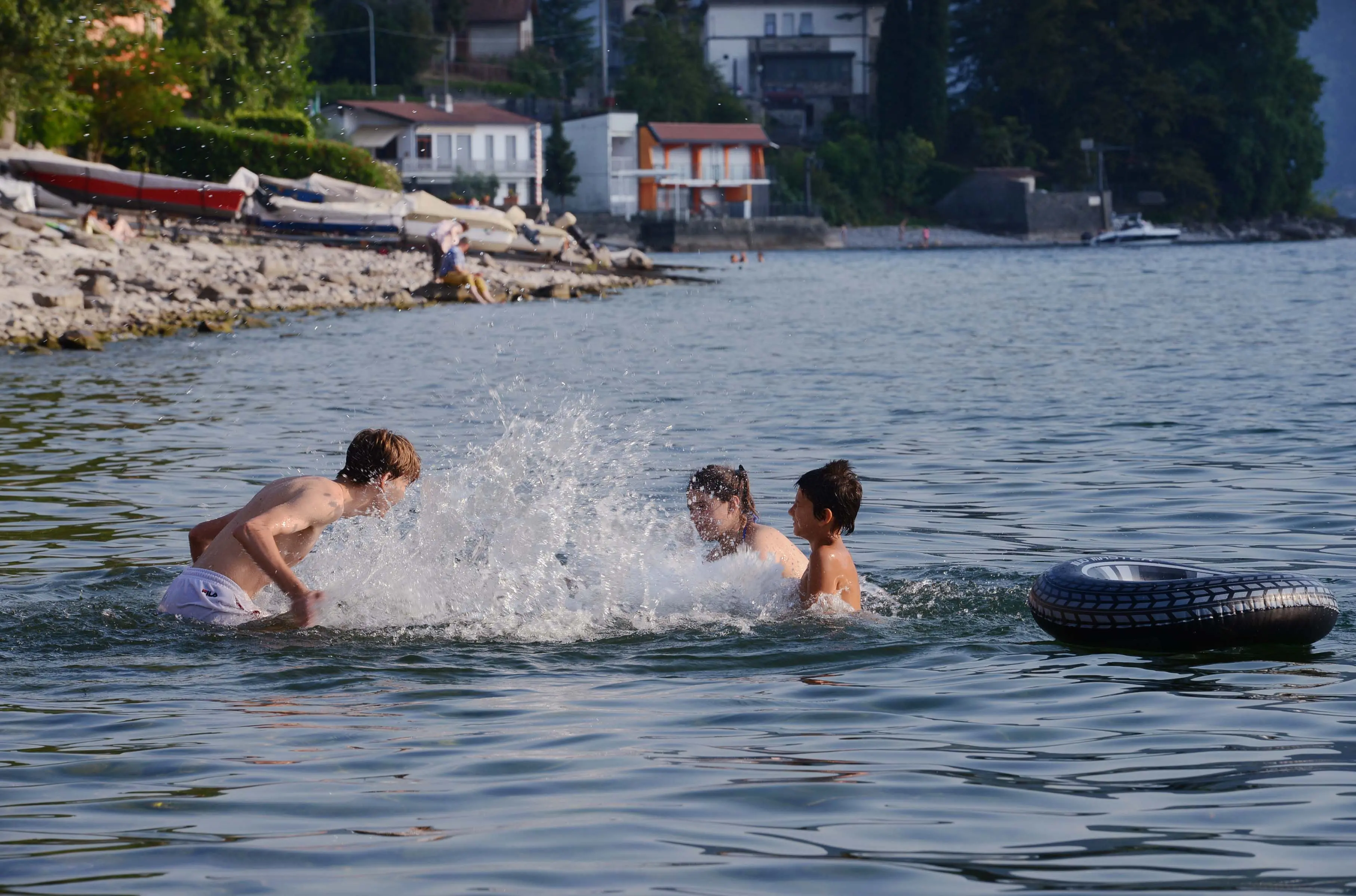 Lecco, tanti bagnanti ma pochi bagnini sul ramo del lago di Como che volge a mezzogiorno