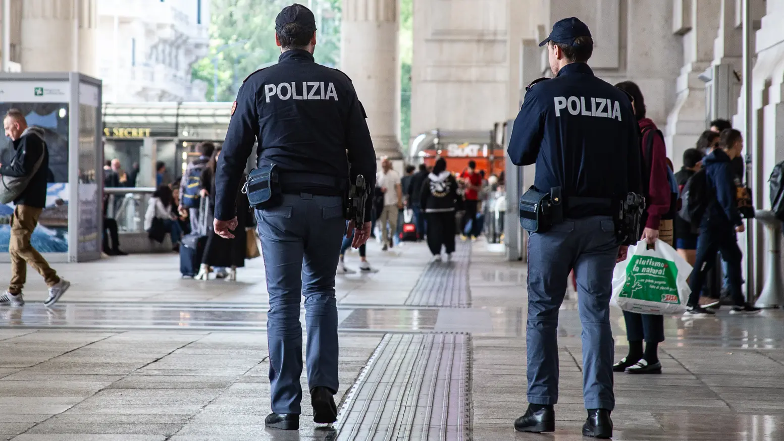 La polizia alla Stazione Centrale di Milano La polizia alla Stazione Centrale di Milano