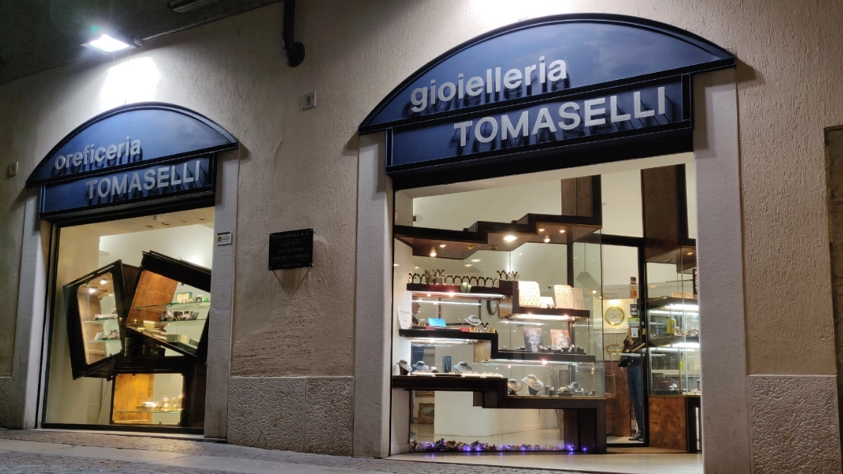 Le vetrine della gioielleria Tomaselli