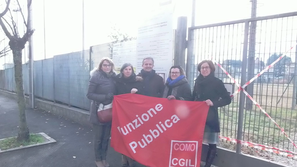 I sindacati di fronte al centro sportivo di via Milano