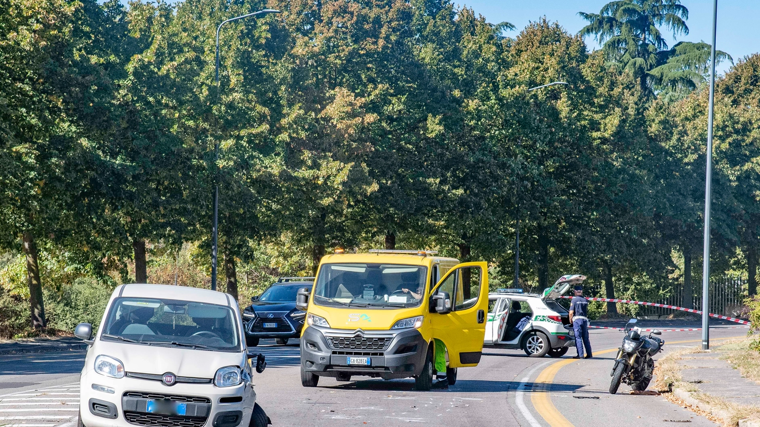 Incidente in viale Berbera a Milano: auto contro moto
