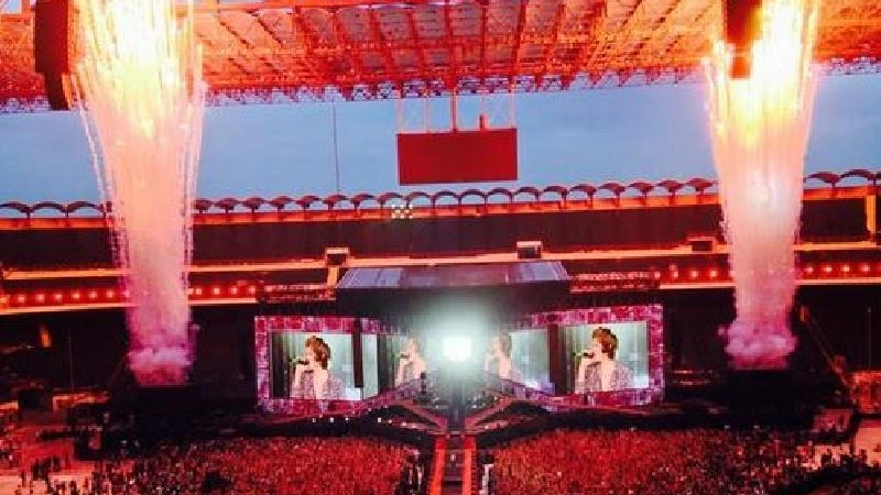 Una foto del concerto degli One Direction a San Siro a Milano (foto tratta da Twitter)
