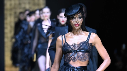 Naomi Campbell sfila in reggiseno di pizzo per Dolce e Gabbana alla Fashion Week
