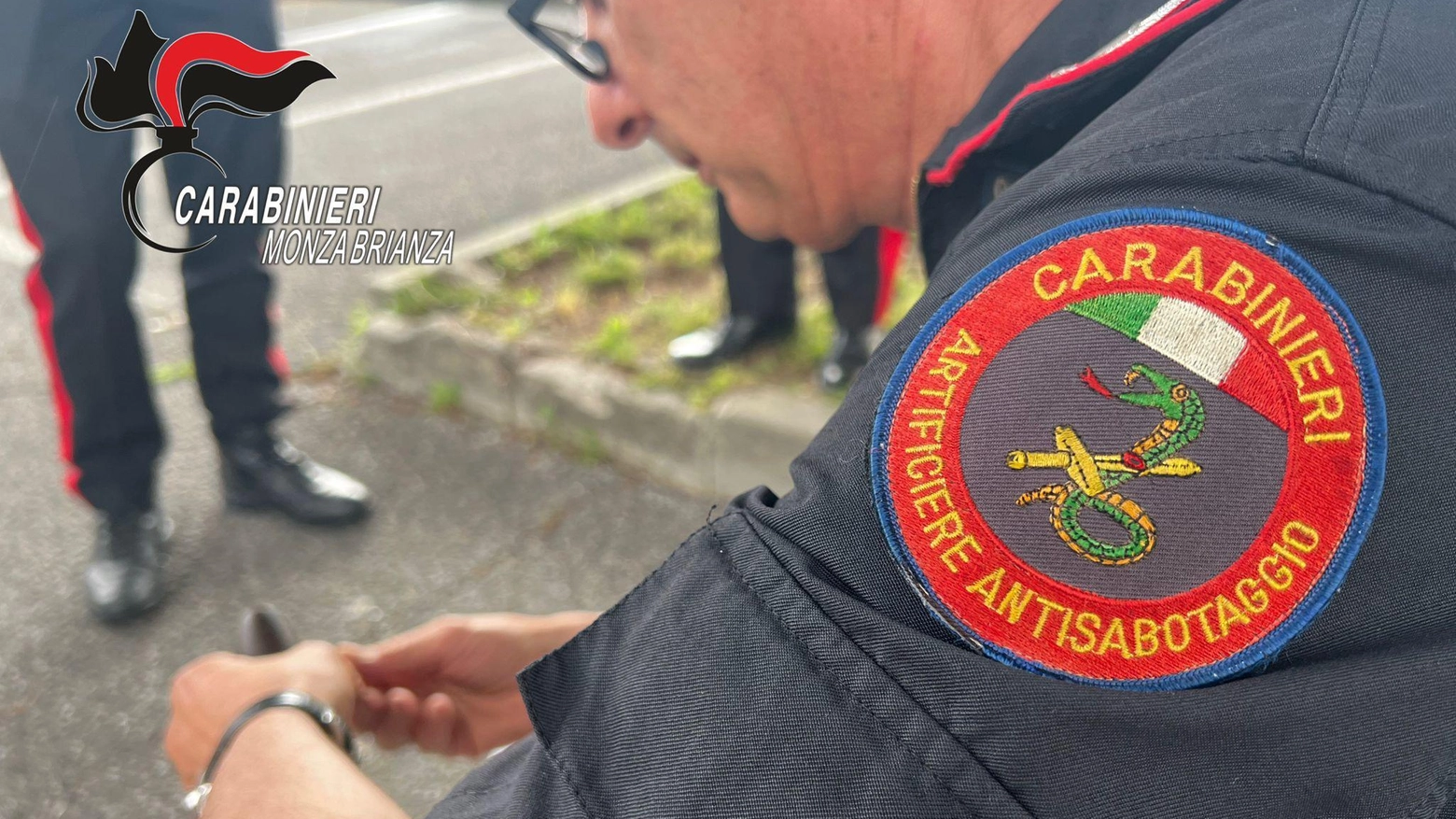 Mette ordine nella casa di papà Trova un proiettile antiaereo Mette ordine nella casa di papà Trova un proiettile antiaereo