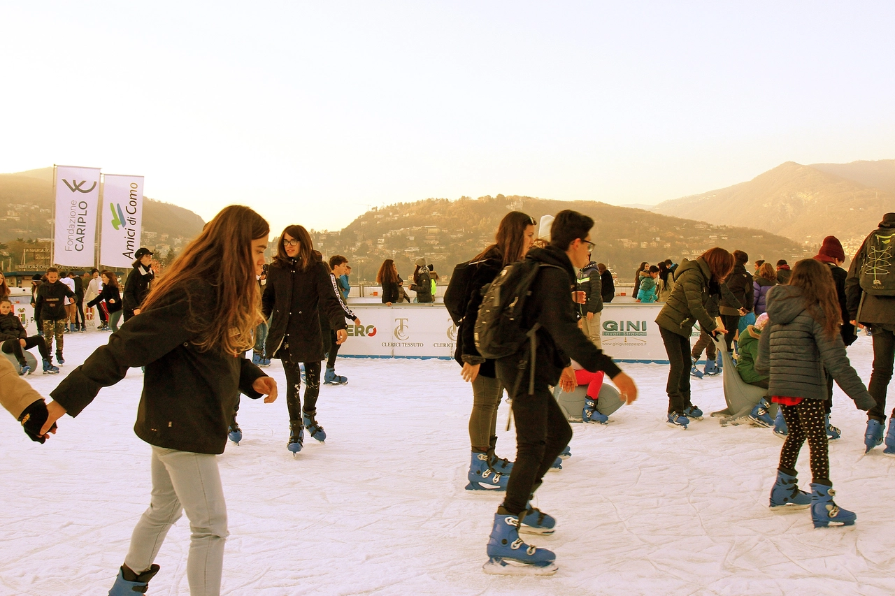 Pista di pattinaggio sul lago di Como