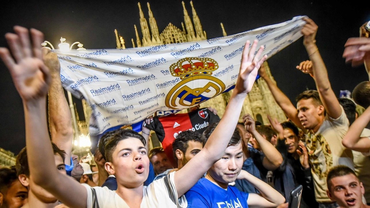 I tifosi di Atletico e Real Madrid ai piedi del Duomo
