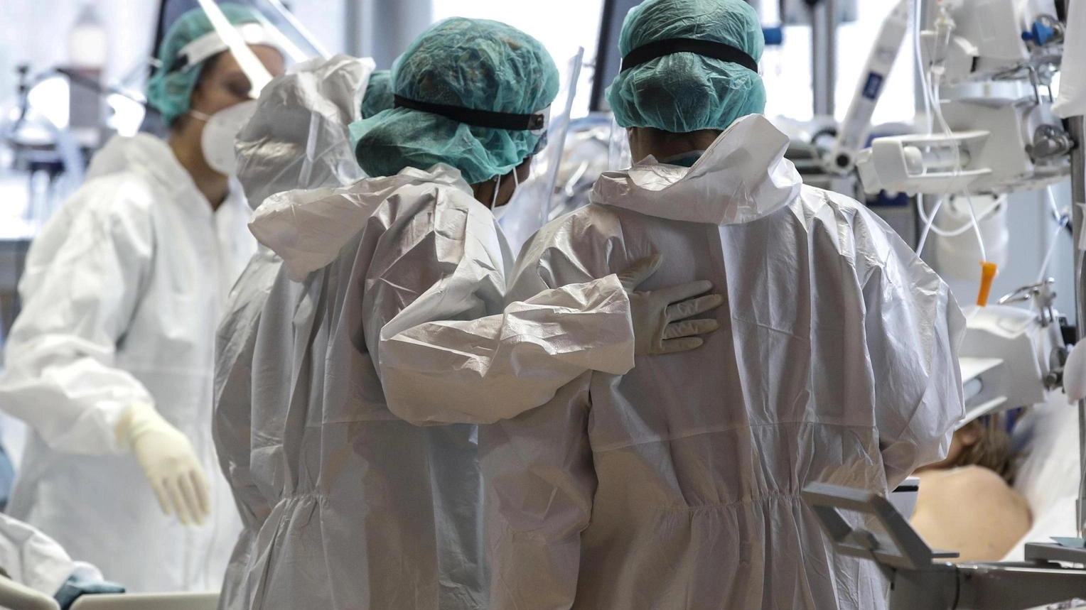 La minaccia sono i batteri: "Ma il Covid non è influenza"