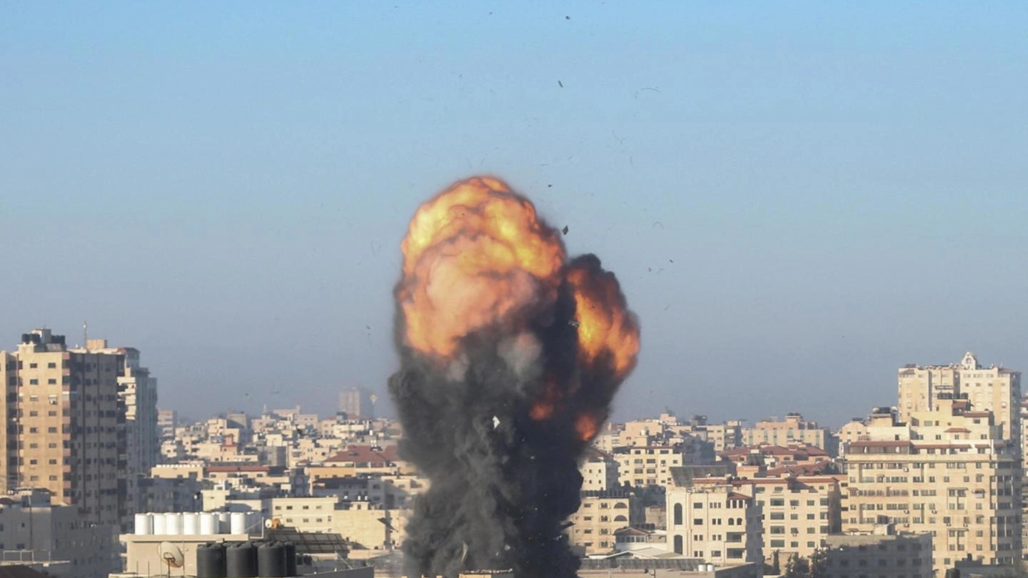 Bombe su Gaza (Ansa)