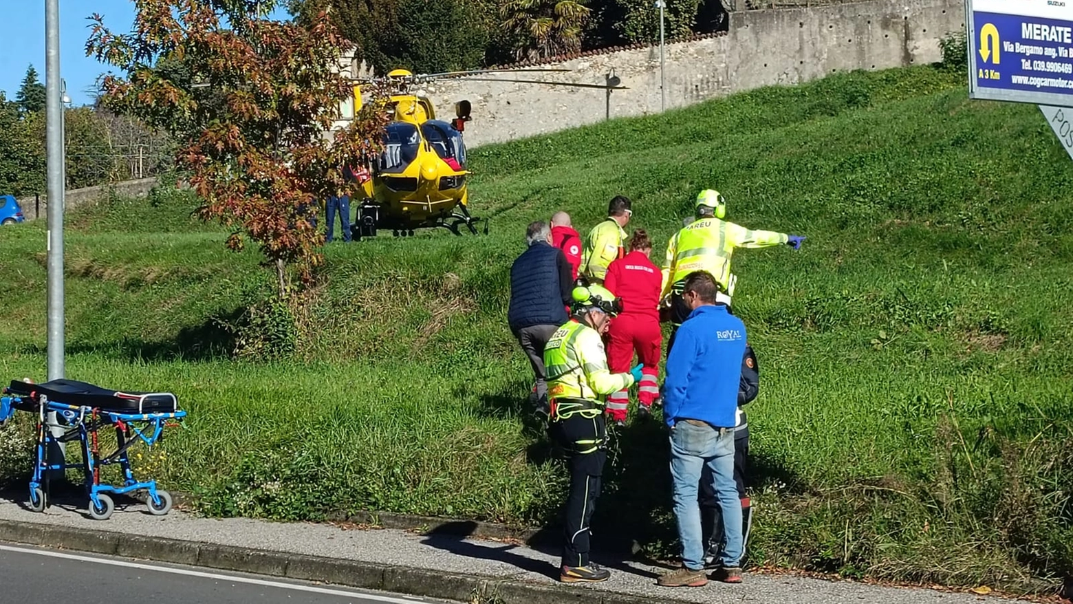 Le operazioni di soccorso del ciclista travolto Le operazioni di soccorso del ciclista travolto