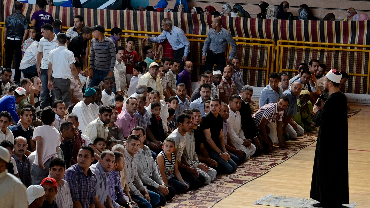 Gli islamici di Lodi hanno festeggiato la fine del Ramadan in via Taramelli sull’area che ospita le feste dell’Unità