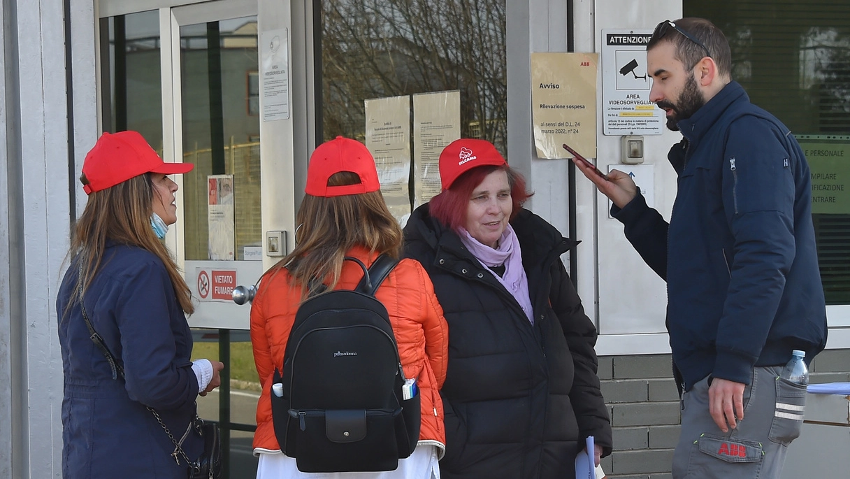 Vittuone, lavoratori della mensa Abb in sciopero: “Gli stipendi ci bastano a malapena per i mutui”