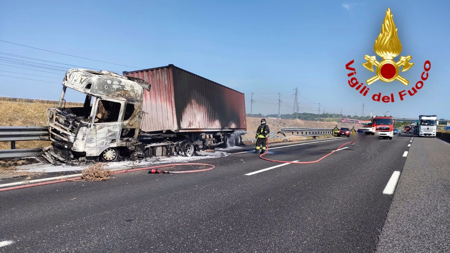 Il camion completamente distrutto dalle fiamme