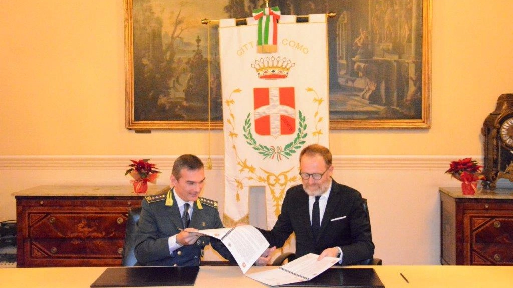 La firma del protocollo tra il colonnello Donega e il sindaco Rapinese