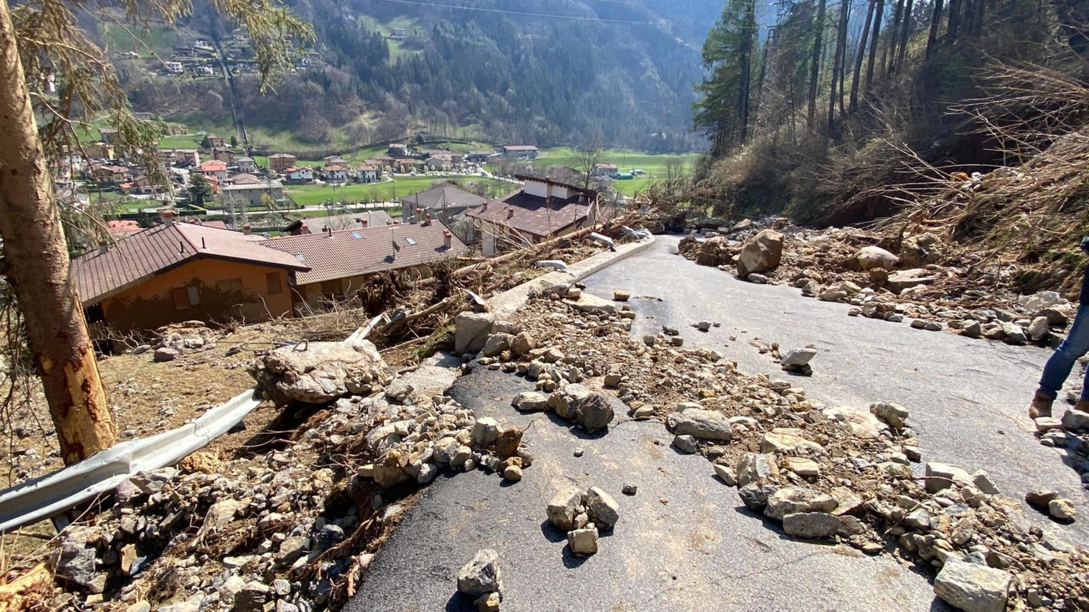 La strada comunale di Ardesio devastata dalla colata di acqua e fango