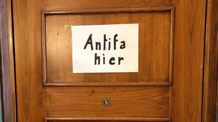 La scritta antifascista affissa dal sindaco Sala sulla sua porta di casa (Instagram)