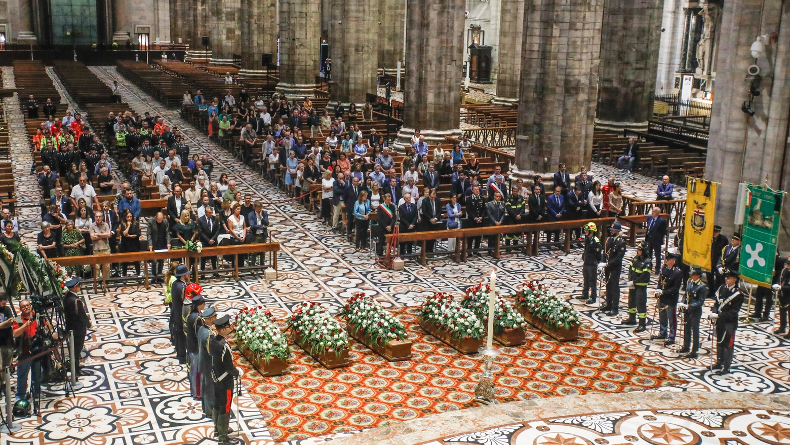 I funerali in Duomo per le sei vittime dell'incendio della Rsa Casa per Coniugi