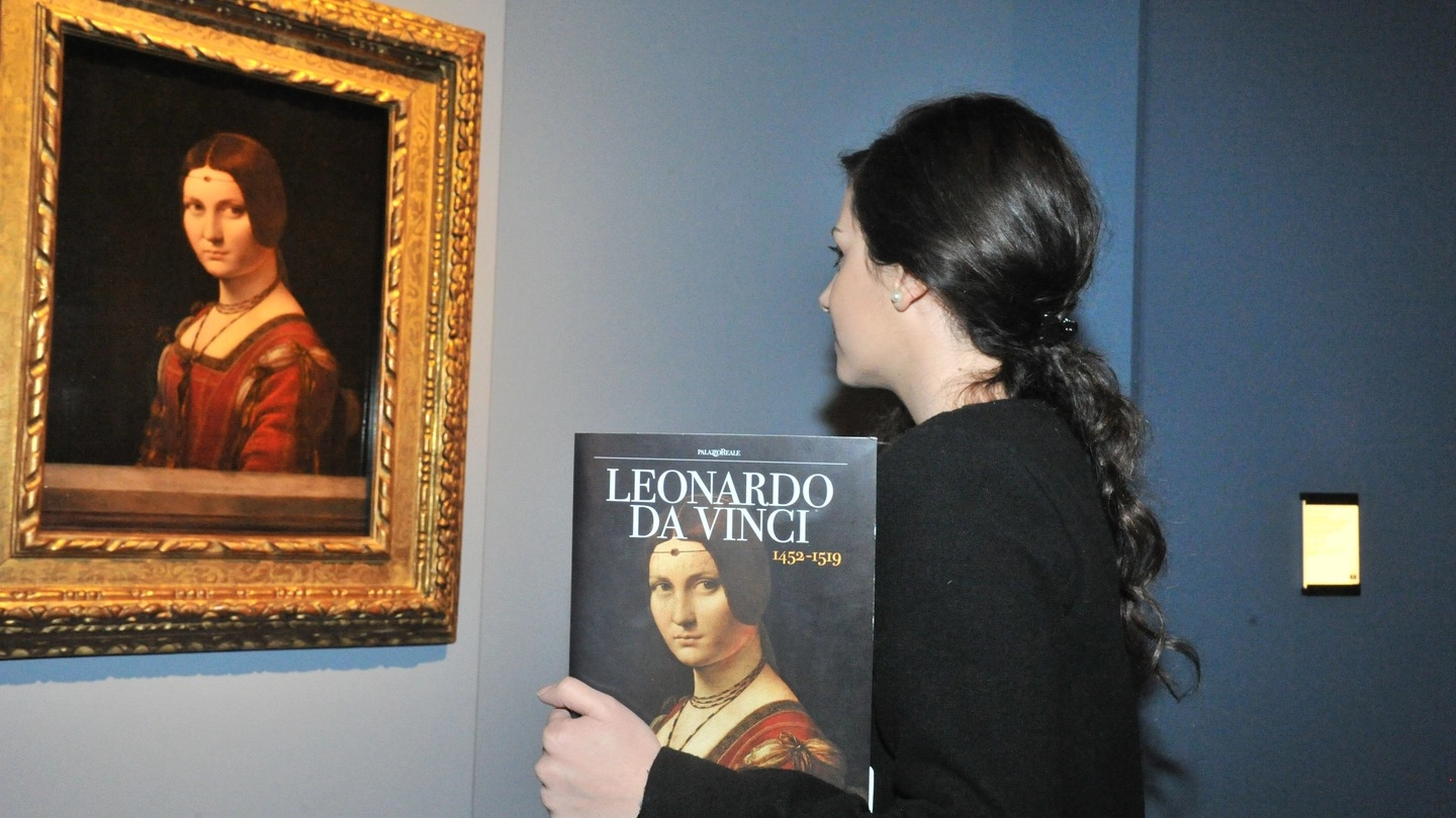 Una visitatrice alla mostra su Leonardo da Vinci