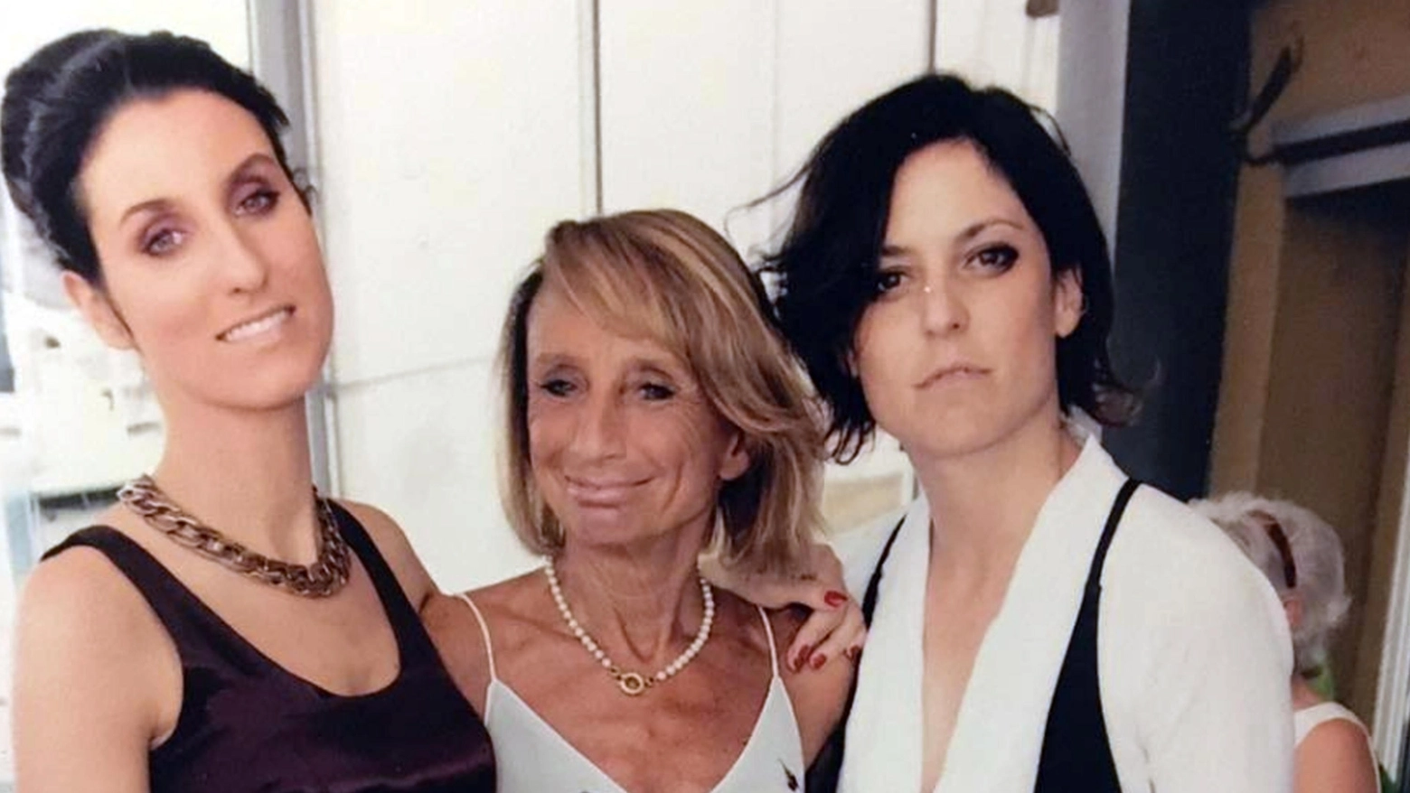 Carlotta Benusiglio (a destra) con la madre Giovanna (al centro) e la sorella Giorgia (a sinistra)