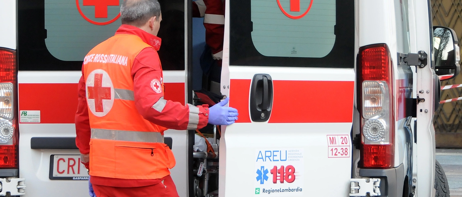 Monza, incidente sul lavoro: operaio precipita da impalcatura in un cantiere, è grave