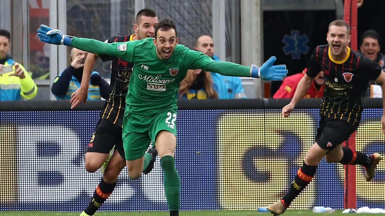 L’estremo difensore bergamasco del Panathinaikos ha parato un rigore decisivo nei preliminari di Champions contro l’Olimpique Marsiglia. Qualcuno lo ricorda per la rete all’ultimo minuto ai rossoneri con il Benevento