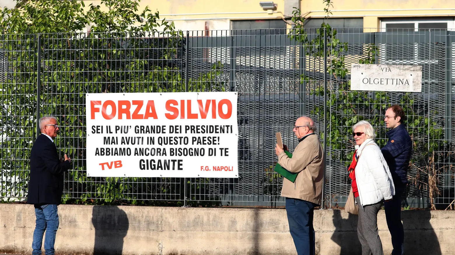 Striscione di incoraggiamento per Silvio Berlusconi fuori dal San Raffaele