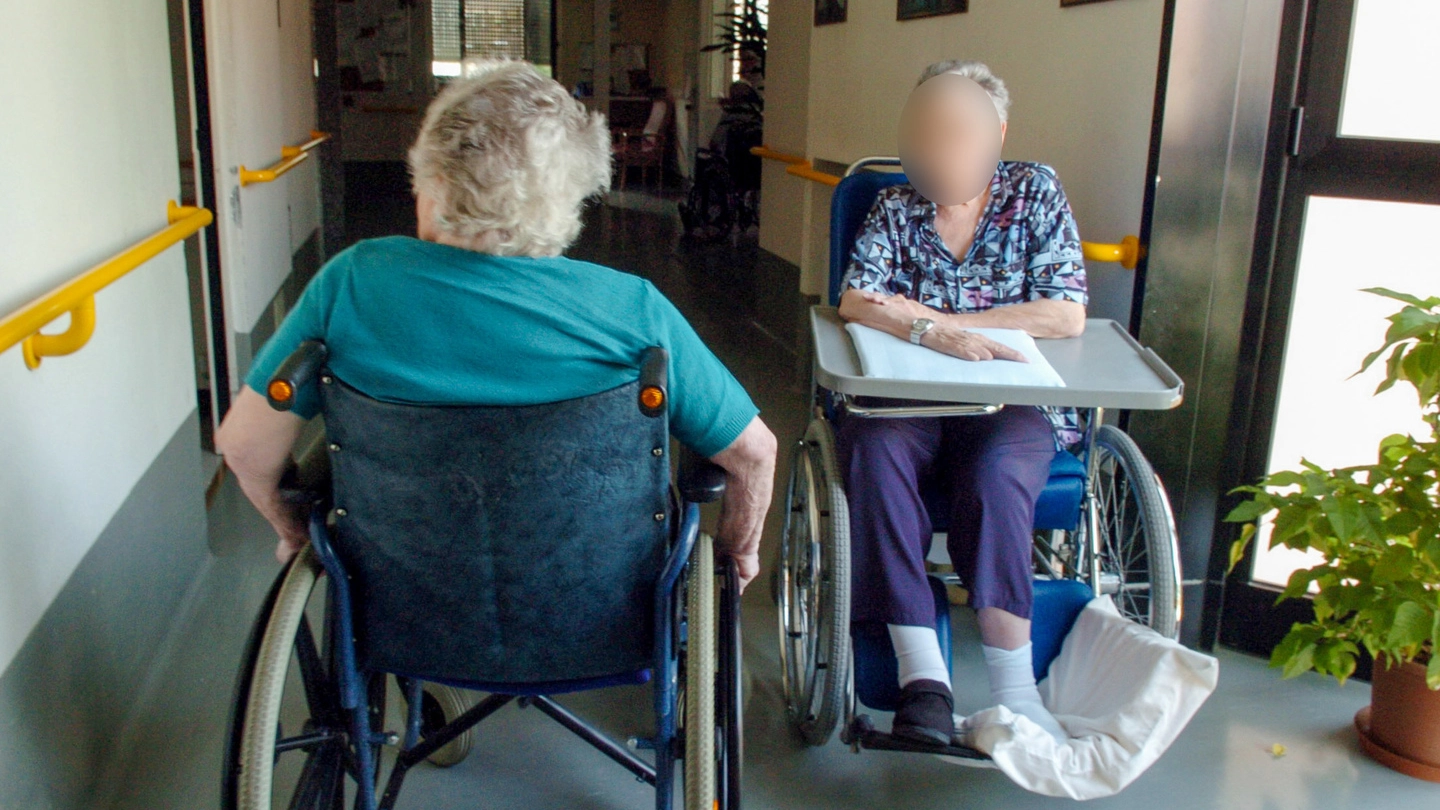 Anziani in una casa di riposo