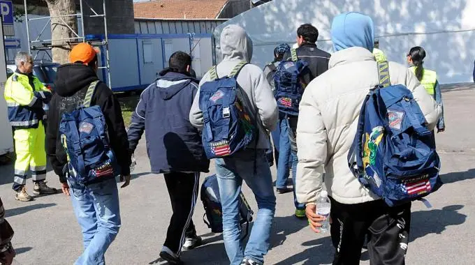 Migranti, ospitalità a rischio. E il don offre casa sua