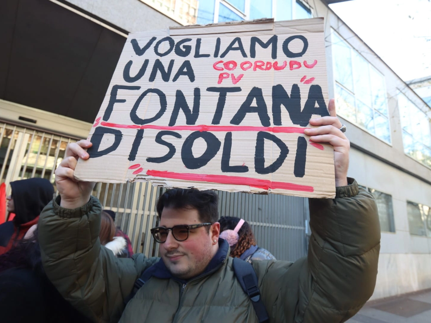 La protesta degli studenti universitari sotto il palazzo della Regione Lombardia