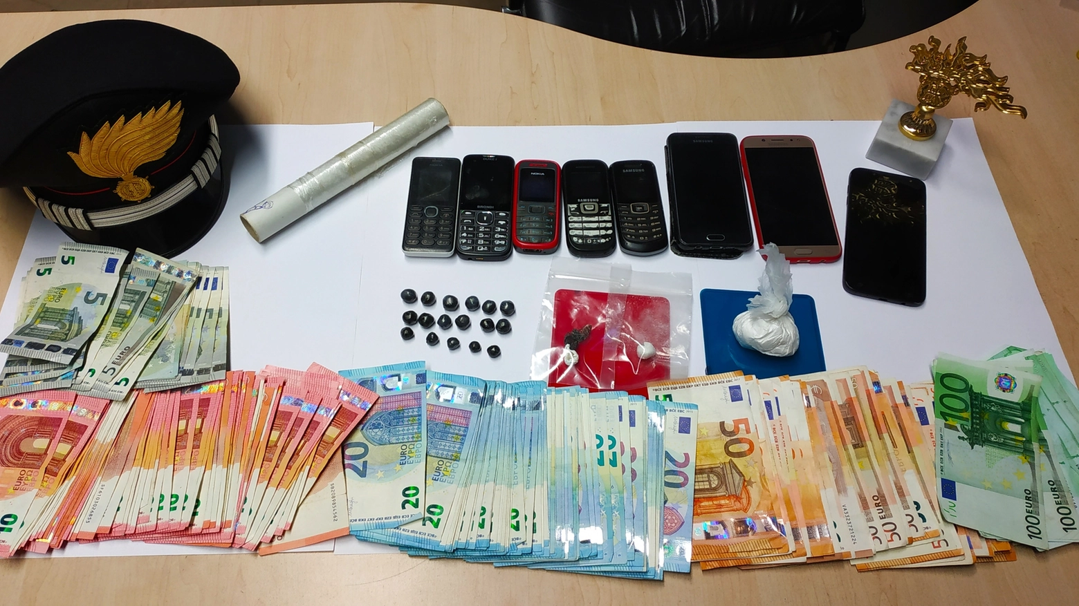 I carabinieri hanno sequestrato droga e denaro