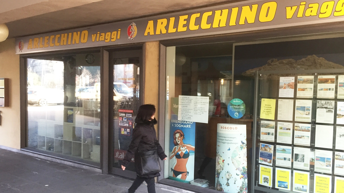 L’agenzia viaggi Arlecchino è ancora chiusa dopo lo scoppio del caso delle vacanze pagate da 55 cittadini ma saltate perchè i biglietti non sono stati consegnati