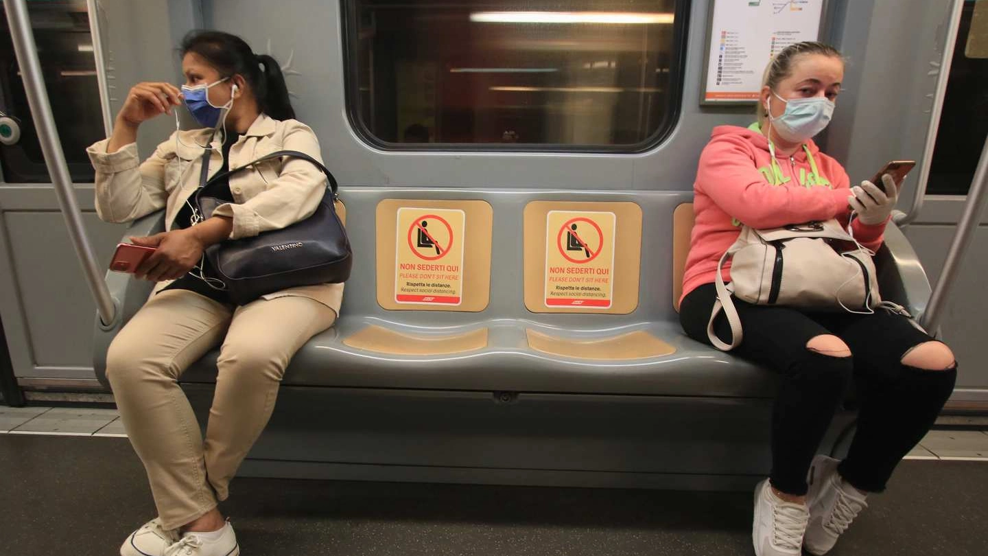 Cartelli sui sedili del metrò invitano a mantenere la distanza di sicurezza