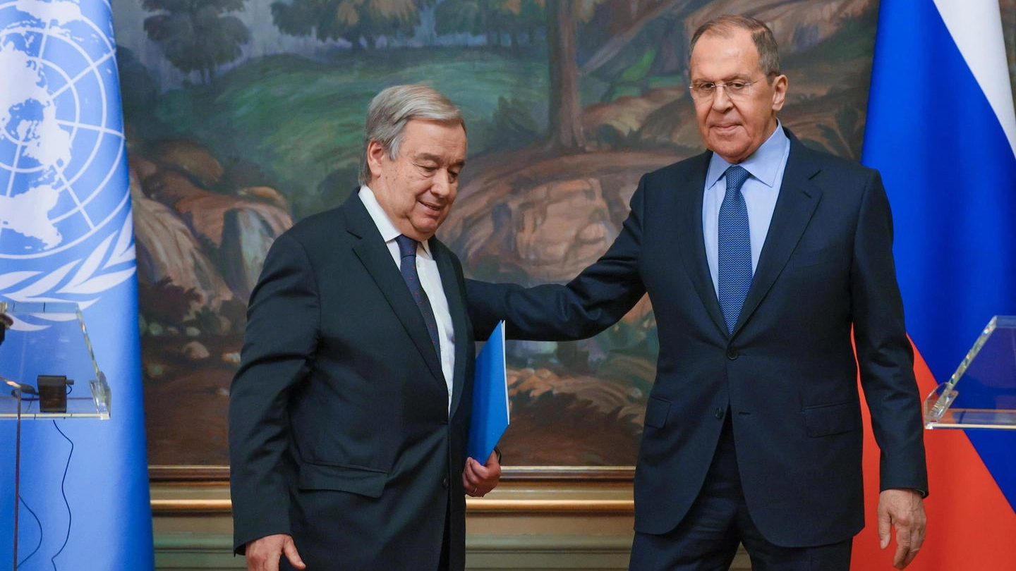 Sergei Lavrov (a destra) con il segretario generale Onu Antonio Guterres a Mosca
