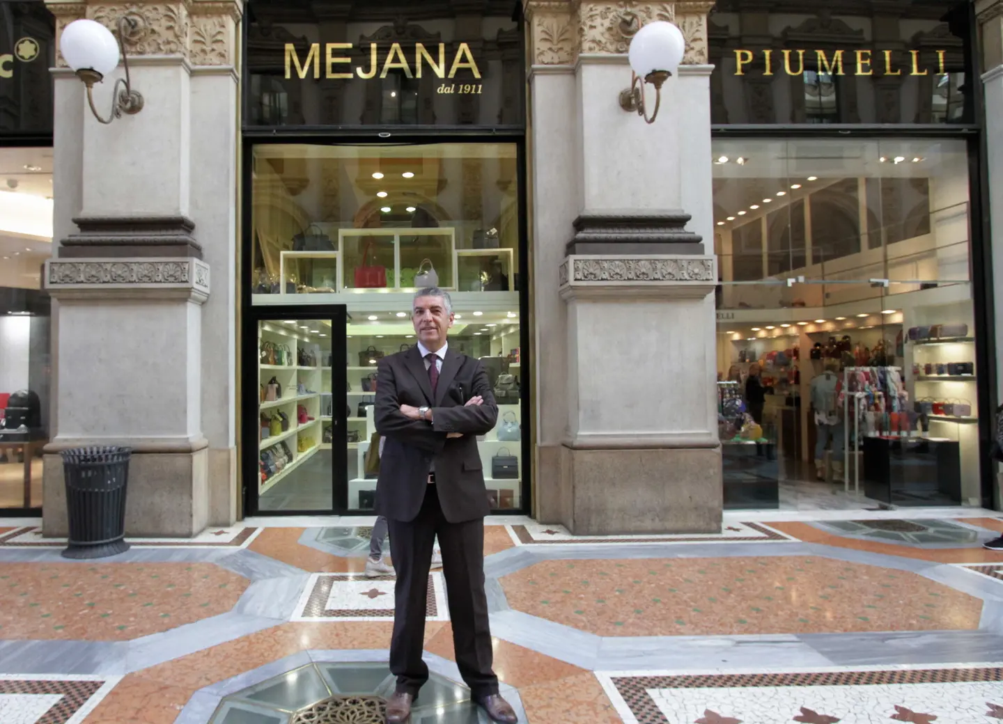Galleria, addio bottega storica: la coltelleria Mejana lascia