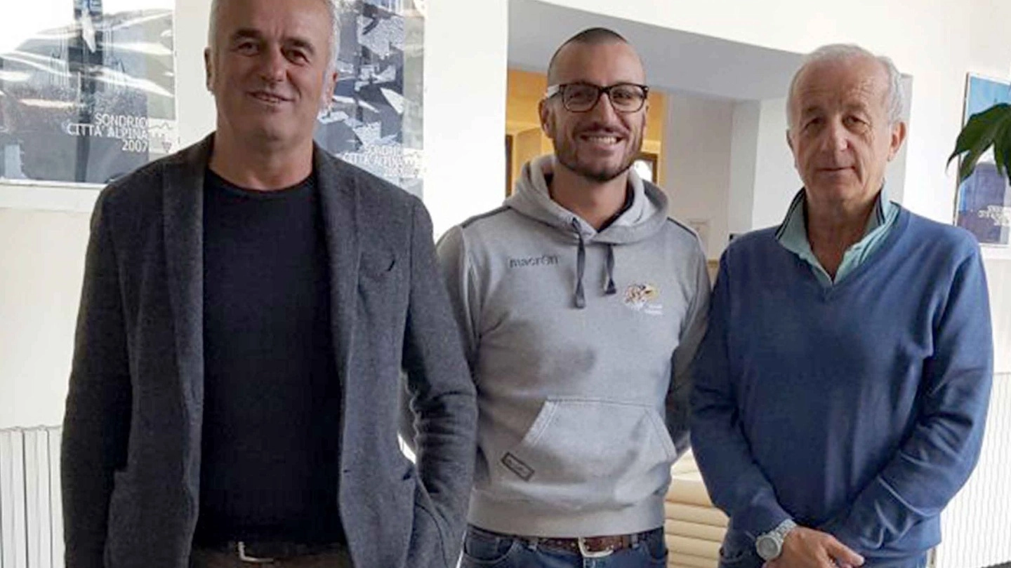 Da sinistra il presidente  del Sondrio Rugby Alfio Sciaresa, Francesco  Di Clemente, e il sindaco Alcide Molteni (N.P.) 
