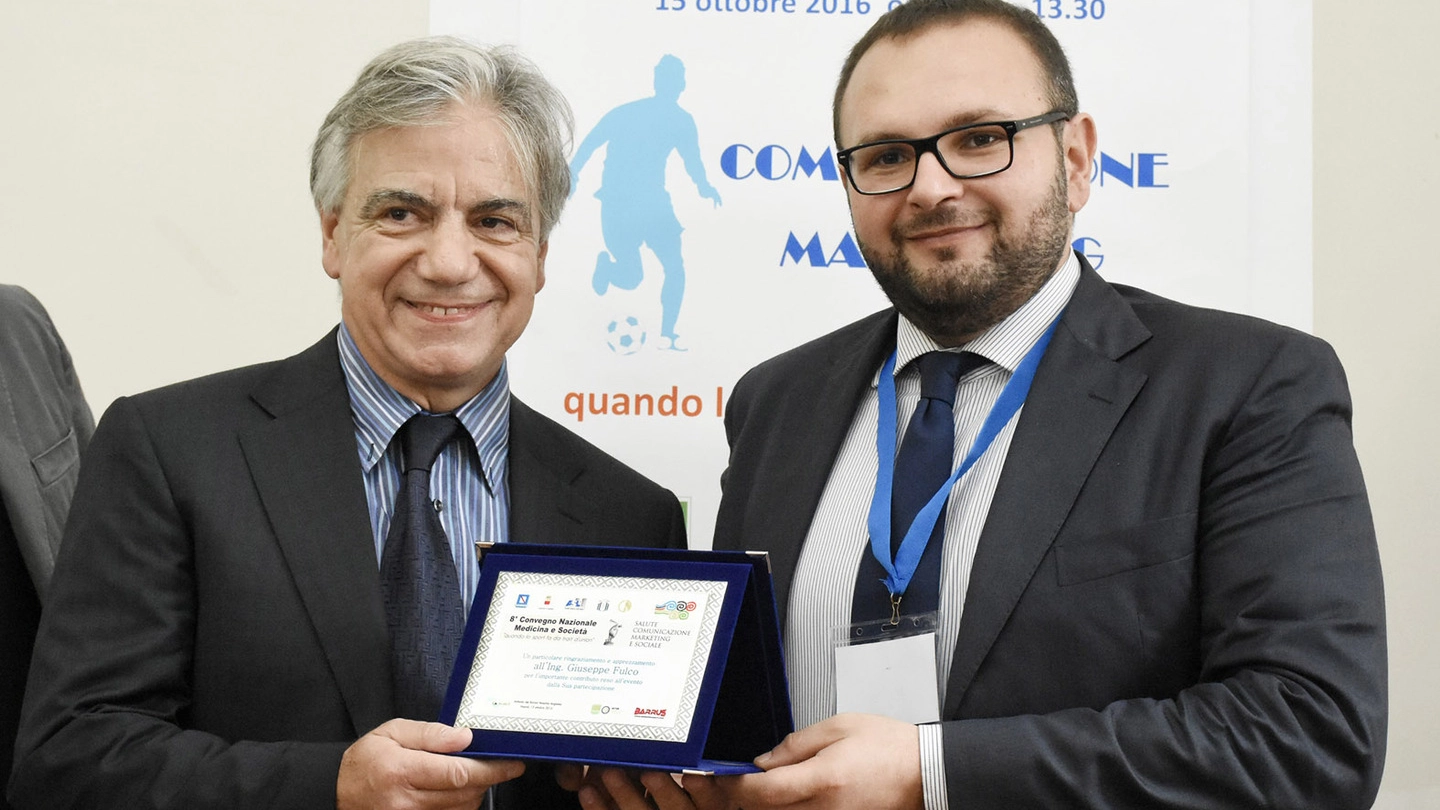 Giuseppe Fulco (a sinistra), presidente del Rozzano Calcio, riceve il riconoscimento