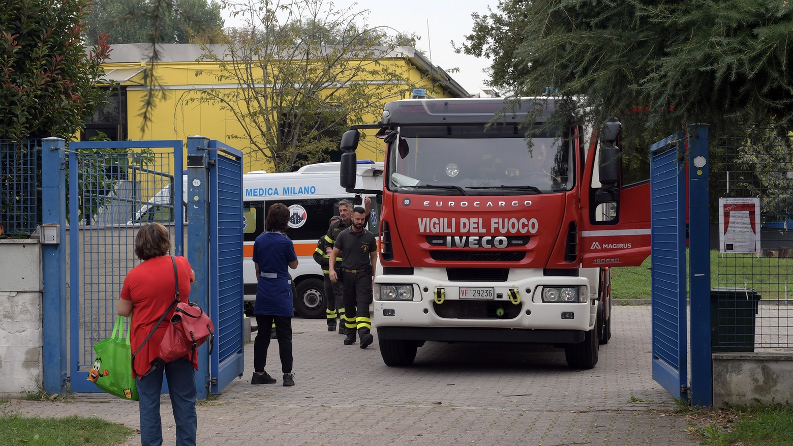 L'evacuazione e l'intervento dei vigili del fuoco alla scuola primaria di Redecesio, a Segrate