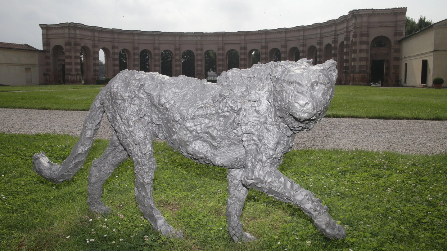 Il ghepardo di Davide Rivalta che, con un orso, un rinoceronte e un cavallo dell’autore decora la città