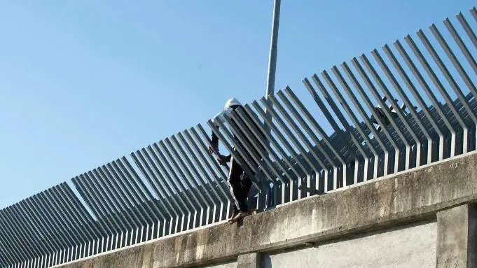 Finto malore e tentata fuga  Ripreso migrante scappato