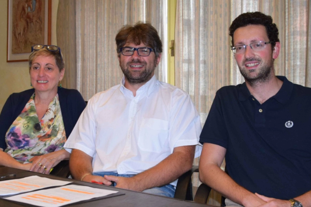 Gli assessori del Comune di Sondrio Loredana Porra e Pierluigi Morelli, insieme a Federico Marveggio della Cooperativa sociale Ippogrifo, che ieri hanno presentato il protocollo per le attività dei migranti