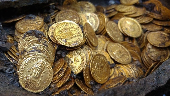 La brocca in pietra ollare con mille monete d’oro