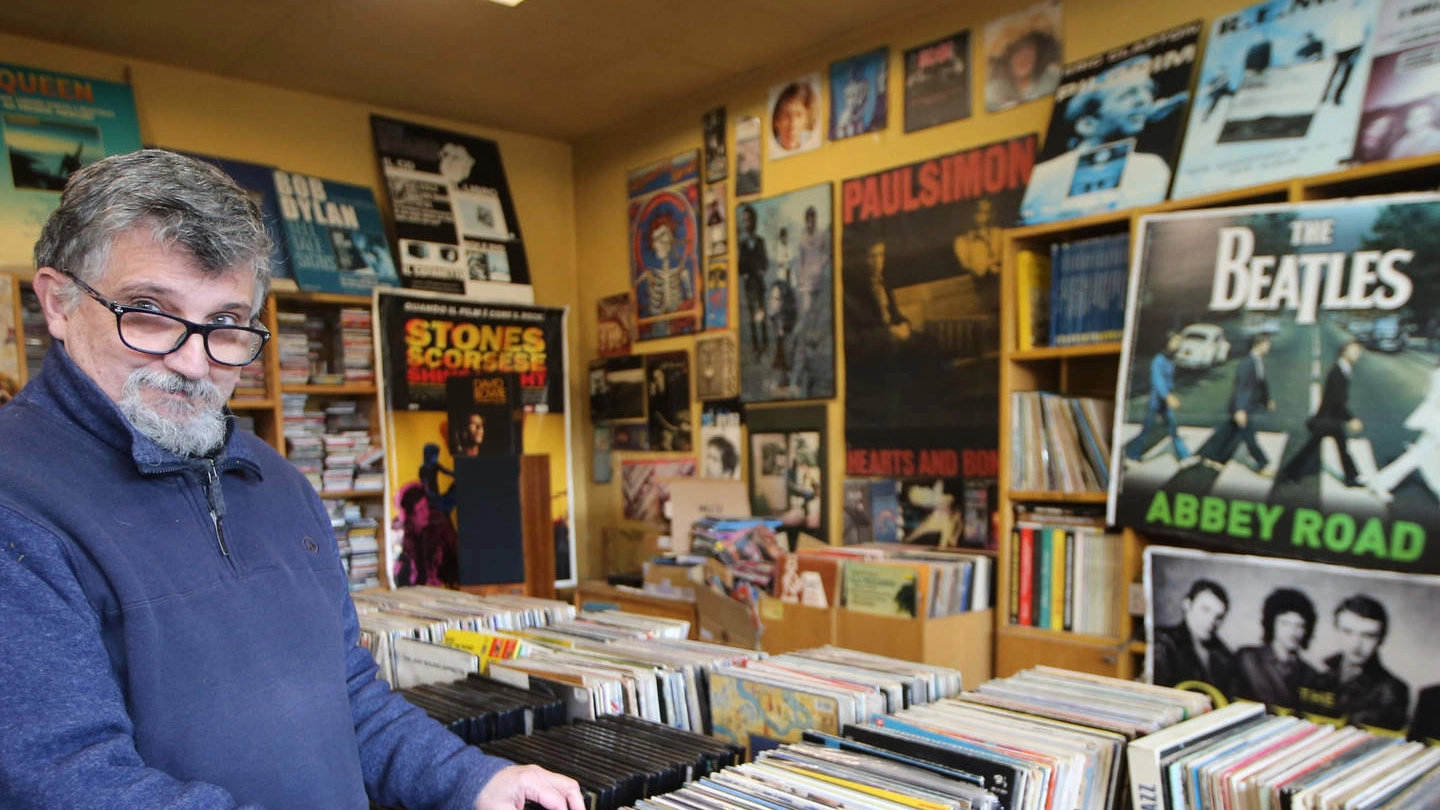 Massimo Colombo nel mitico negozio di dischi aperto all’età di 22 anni