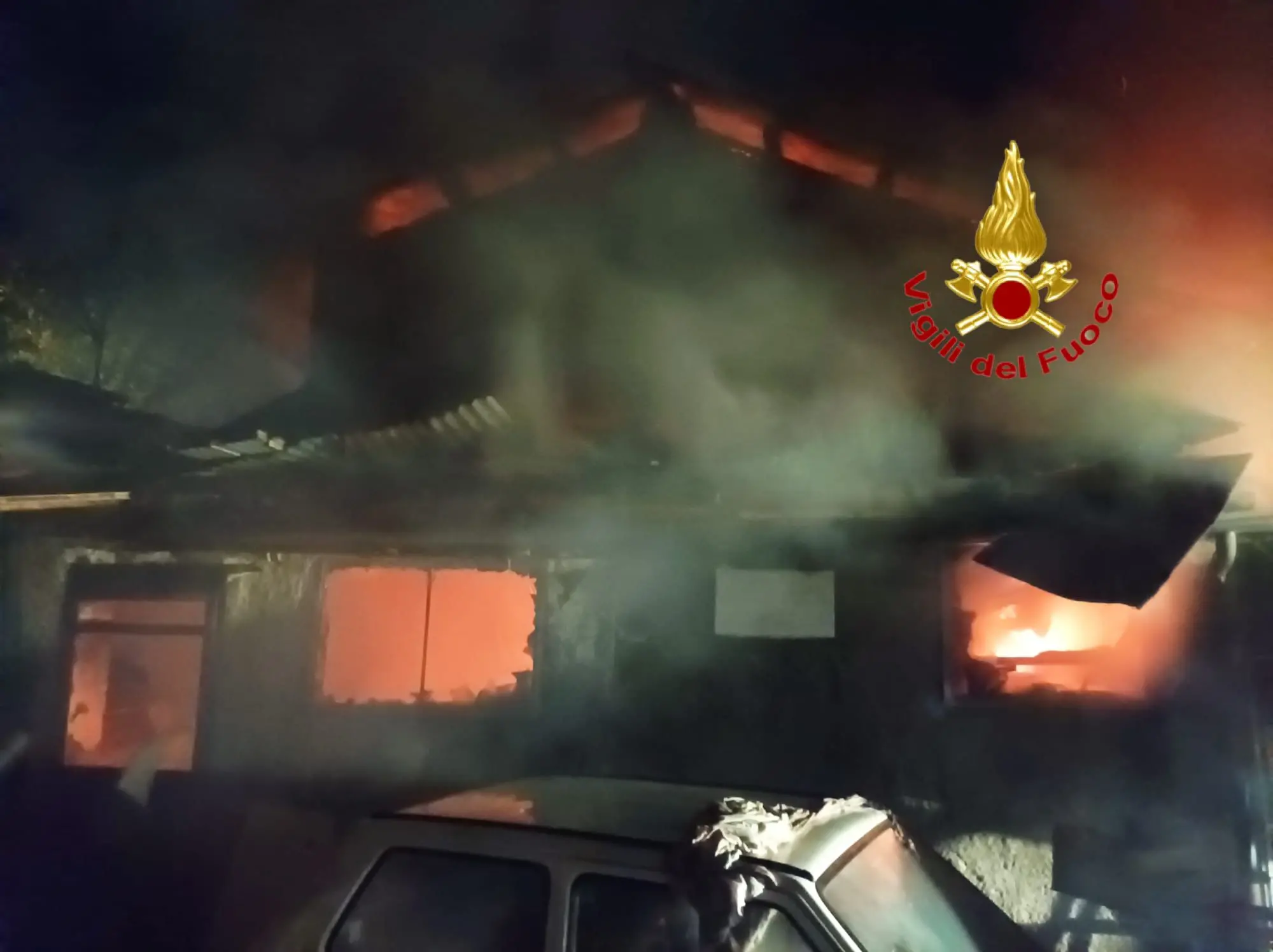 Sant'Angelo Lodigiano: maxi rogo lambisce cascina: sul posto squadre di vigili del fuoco