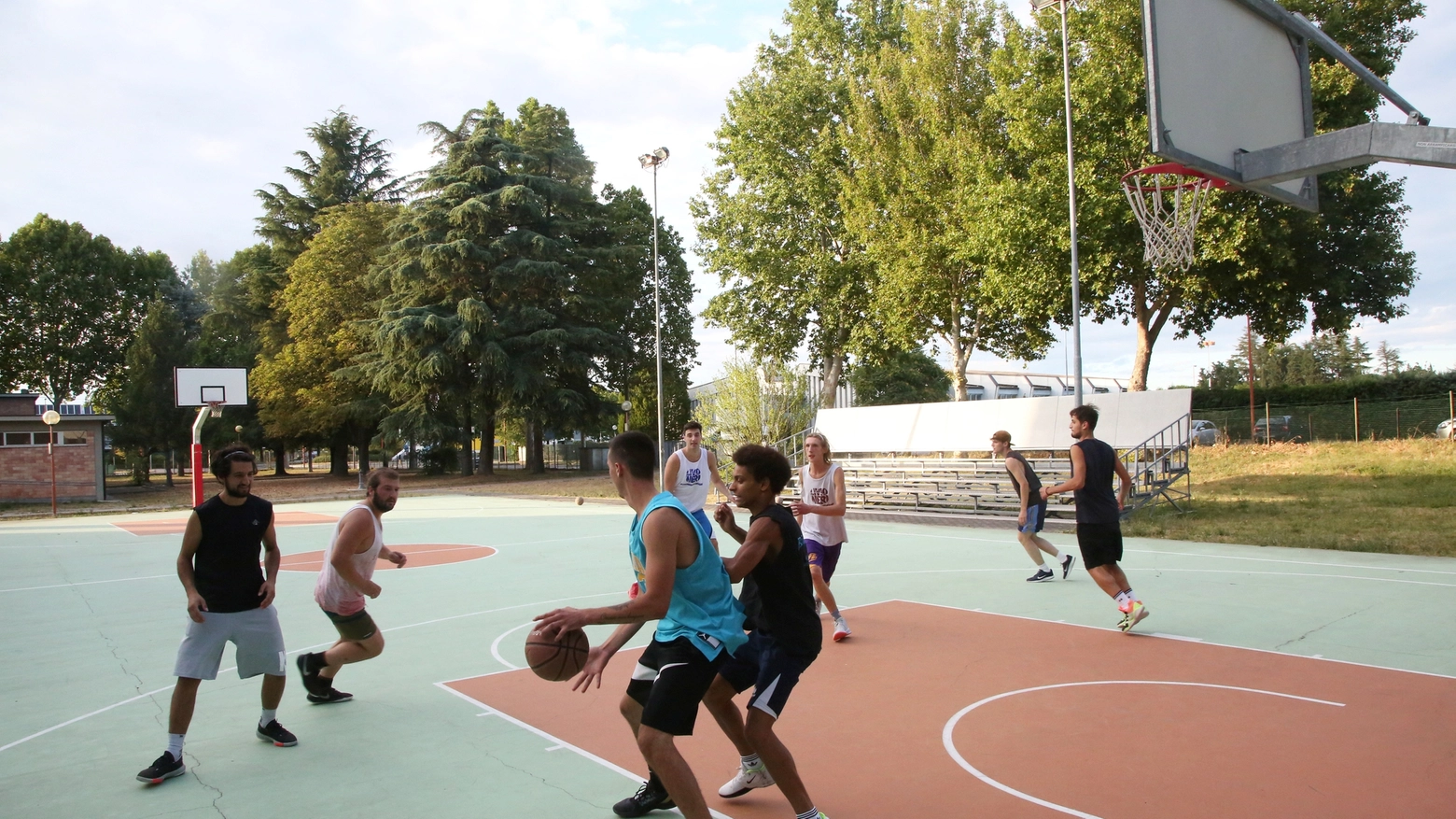 Campo da basket in una scuola Campo da basket in una scuola