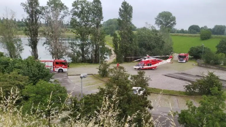 L'auto finita nel laghetto del parco Increa a Brugherio L'auto finita nel laghetto del parco Increa a Brugherio