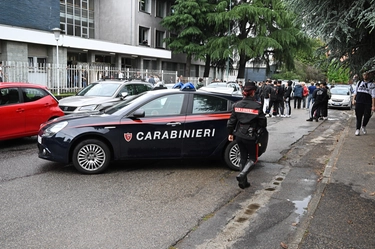 Abbiategrasso, 16enne accoltella la prof a scuola. Il lungo pomeriggio del padre in pronto soccorso