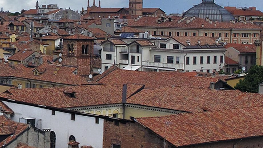 Salita al campanile per ammirare dall’alto colline e grattacieli Salita al campanile per ammirare dall’alto colline e grattacieli