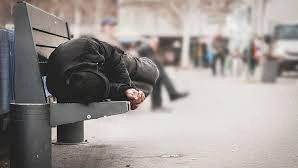 Un homeless costretto a dormire all'aperto Un homeless costretto a dormire all'aperto