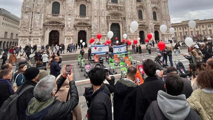 Passeggini vuoti per i bimbi rapiti . Il flash mob in piazza Duomo